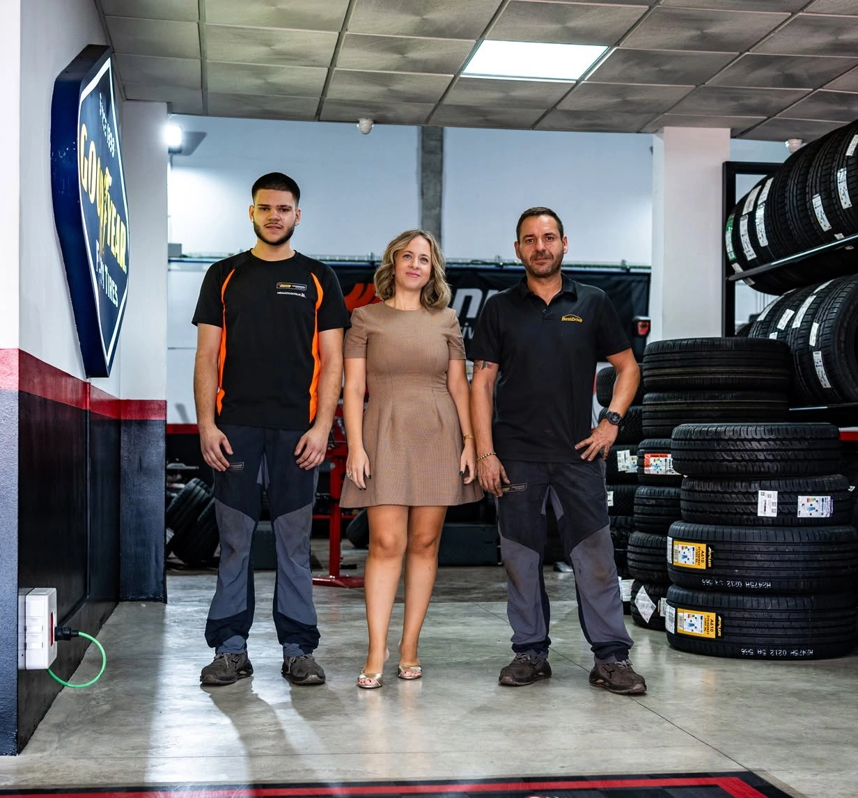 Equipo de Neumáticos Félix en las instalaciones del taller
