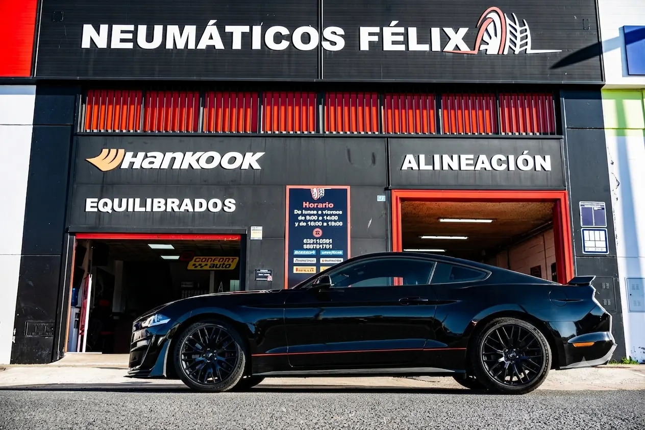 Fachada del taller Neumáticos Félix en Huelva